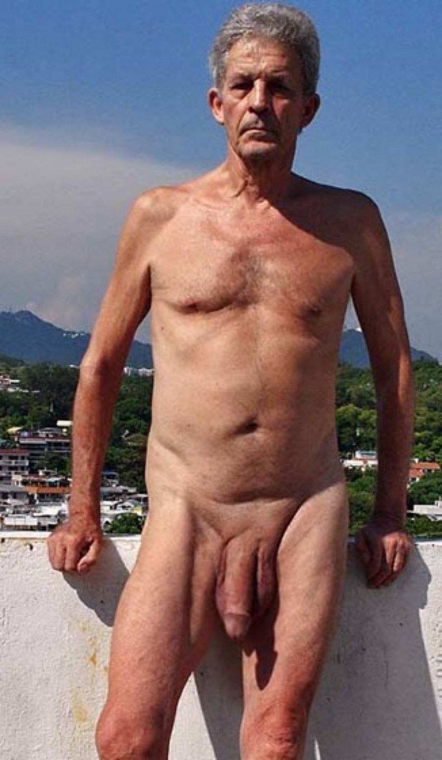 Viejos delgados desnudos