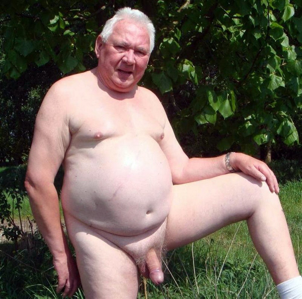 Men de abuelo gordo desnudo