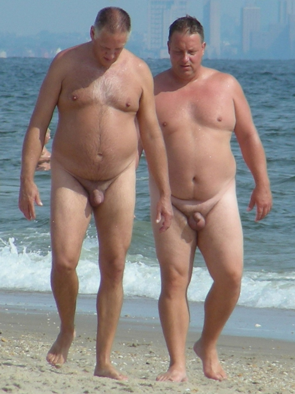 Grandes hombres desnudos sanos