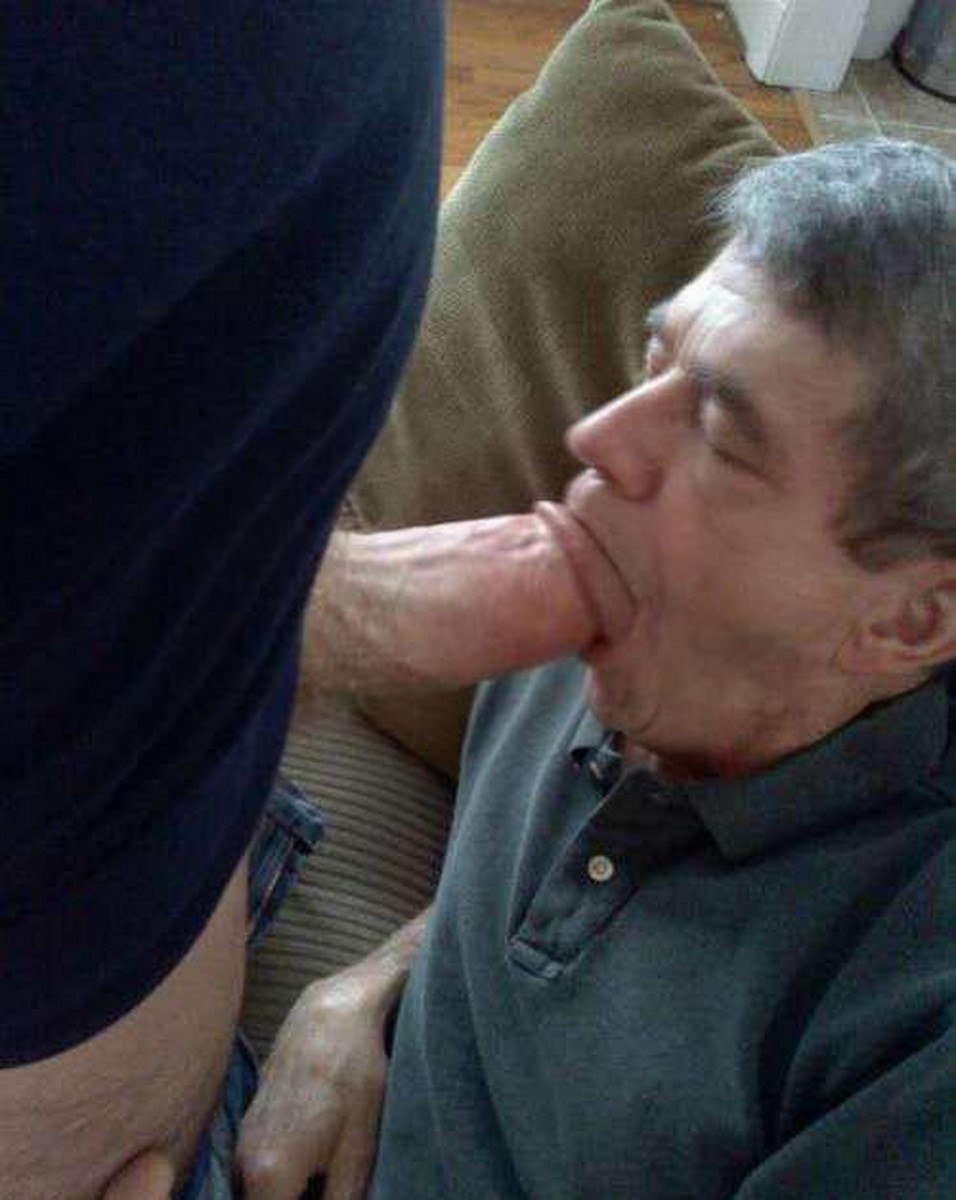 El chico chupó a su abuelo