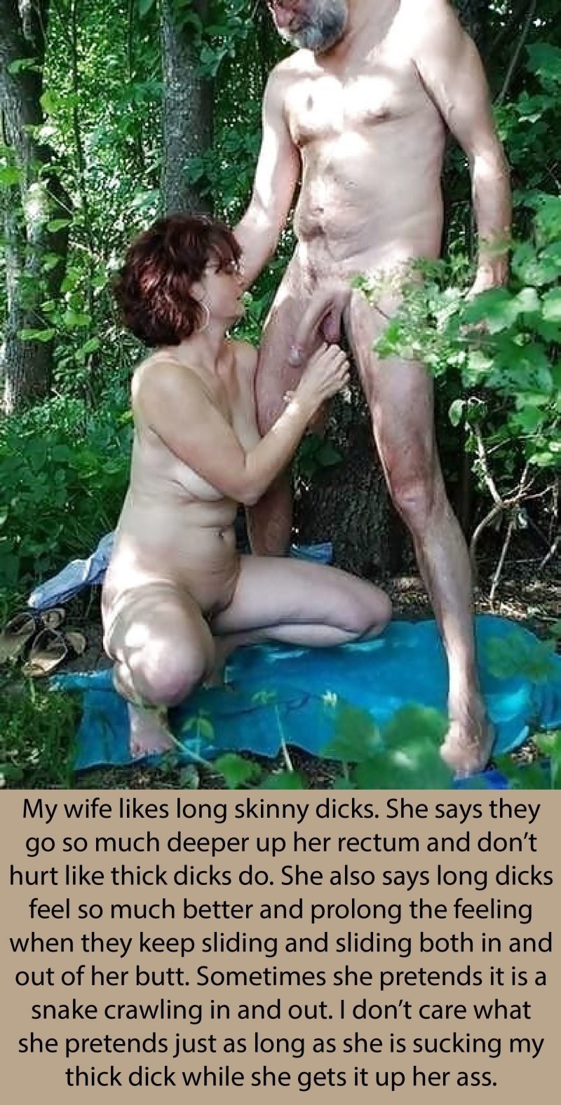 Vapores maduros desnudos en la naturaleza