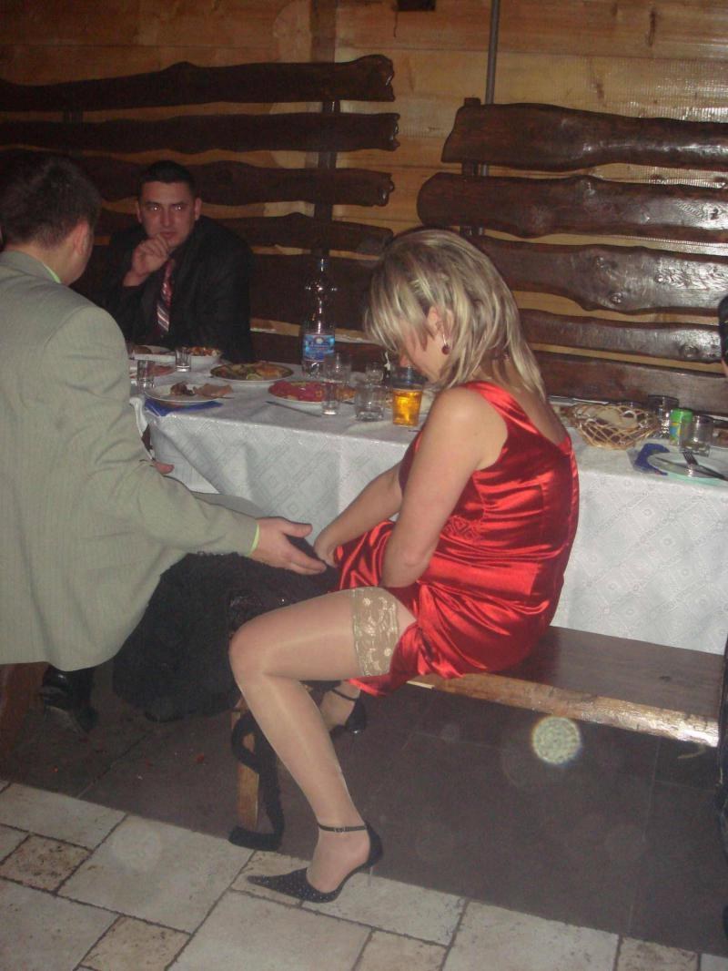 La esposa está en una fiesta corporativa