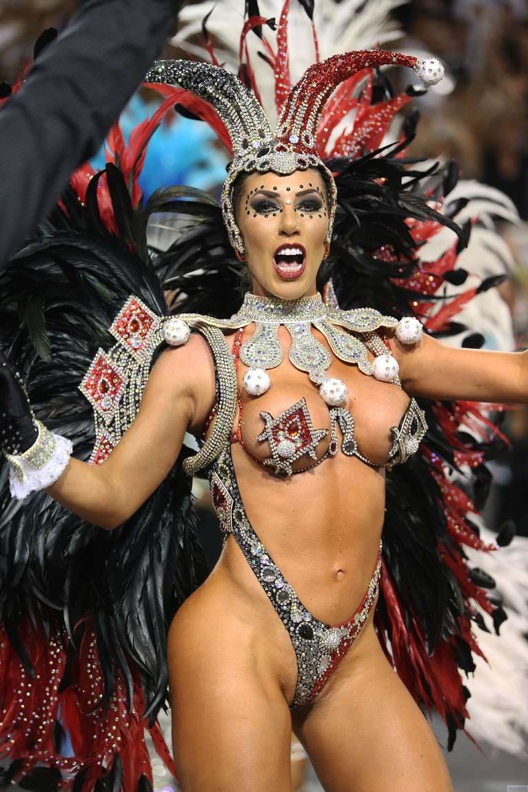 Brasileños desnudos en el carnaval