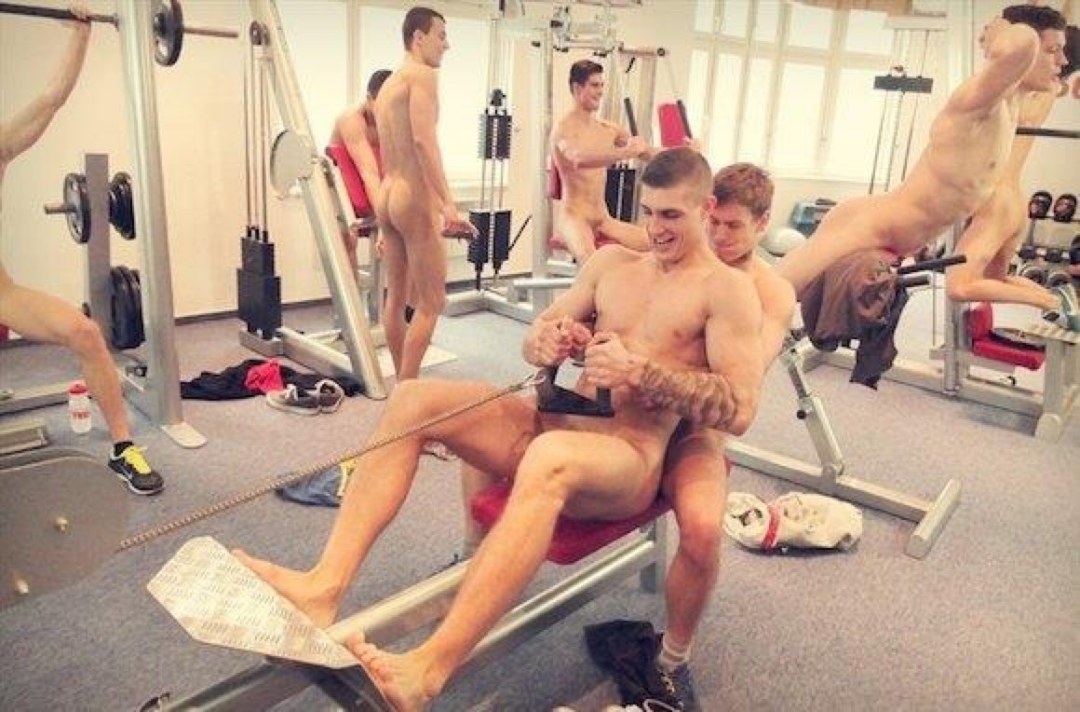 Niños en el gimnasio desnudo