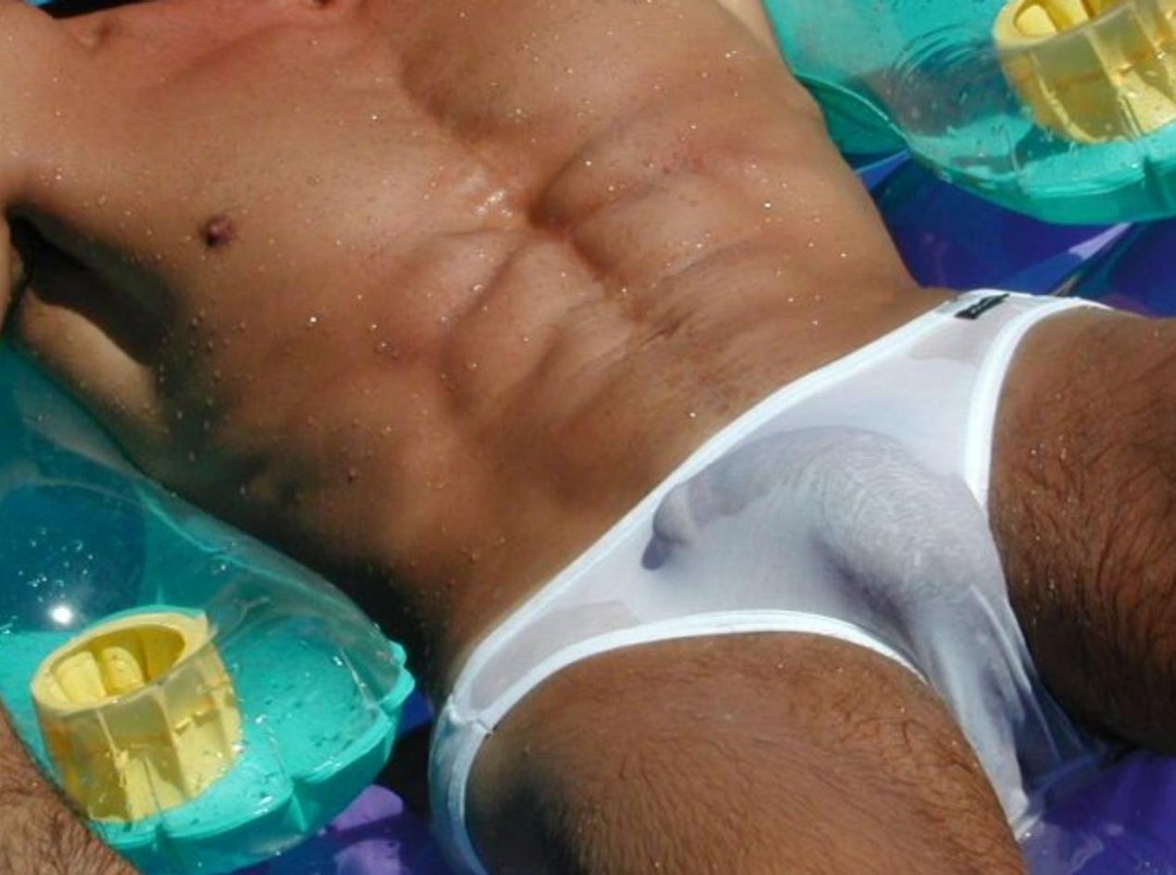 Un chico con calzoncillos húmedos en la playa