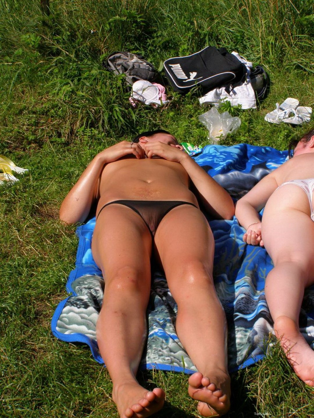 Mujeres tomadas el sol en bragas transparentes