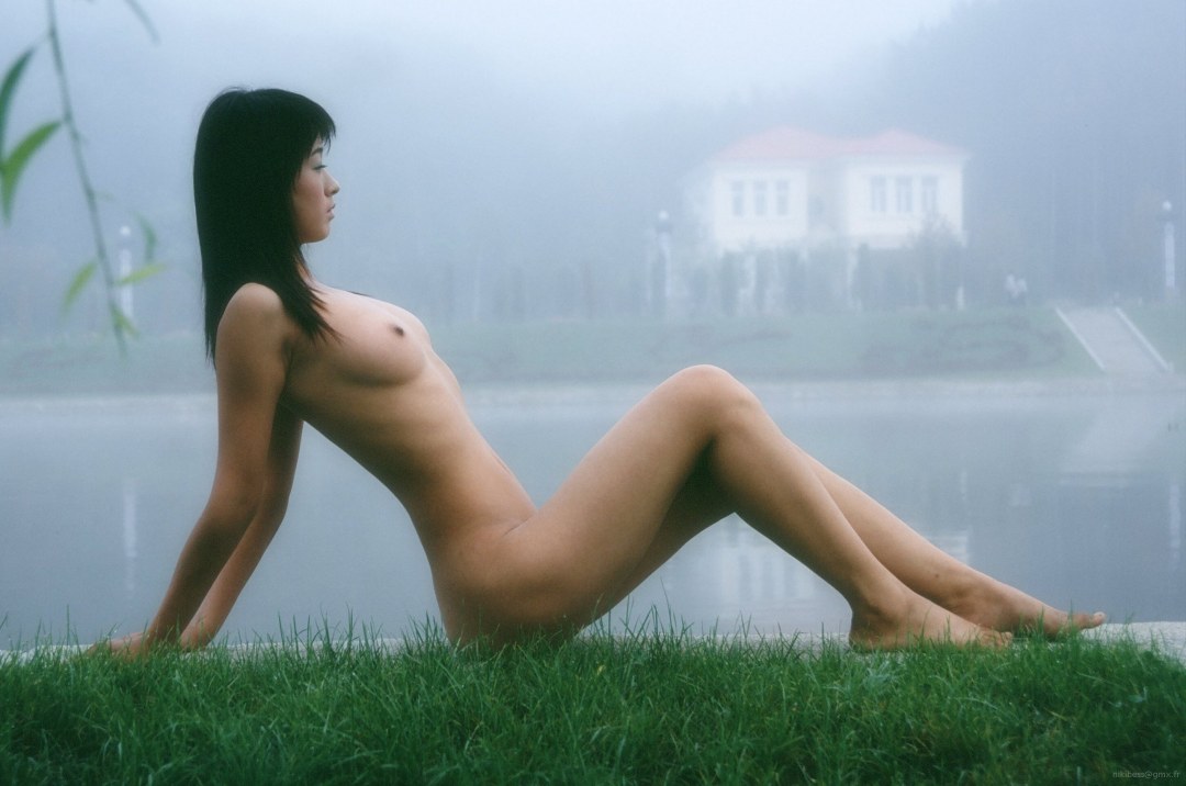 Chicas asiáticas en topless