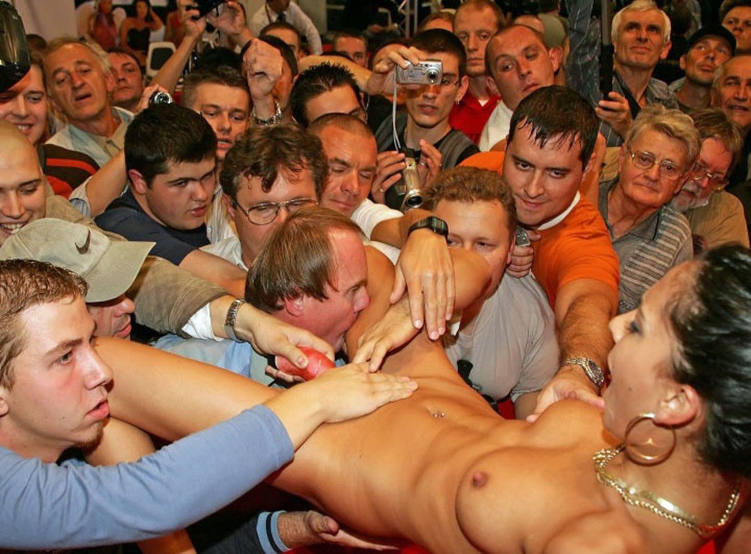Chico desnudo frente a la multitud