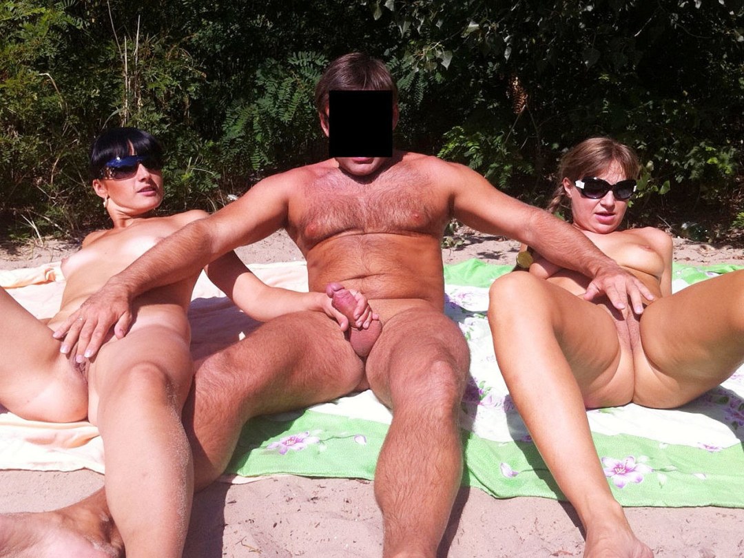 Swingers en una playa nudic