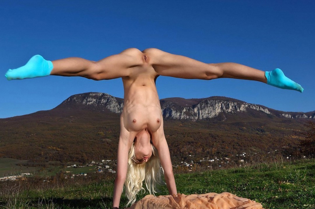 Mujeres desnudas en un soporte en sus brazos
