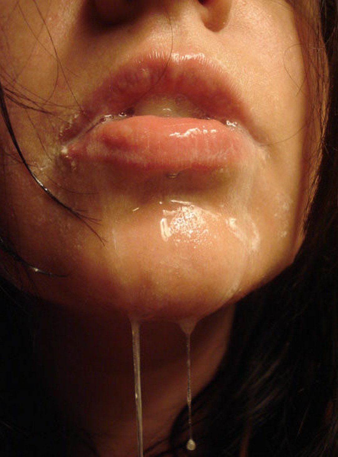 Hermosas mujeres se corren en los labios