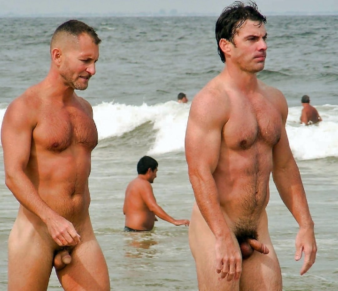 Chicos rusos desnudos en la playa