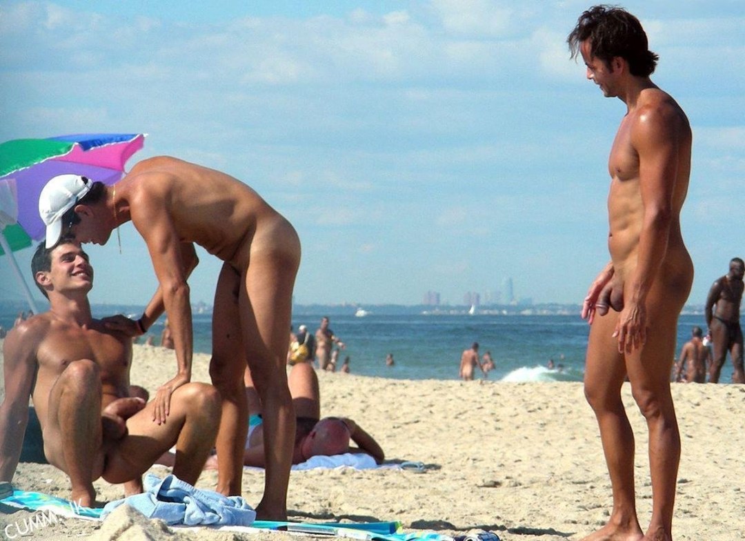 Chico desnudo en una playa pública
