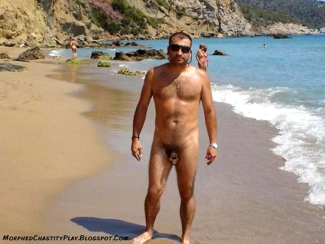 Hombres rusos desnudos en la playa
