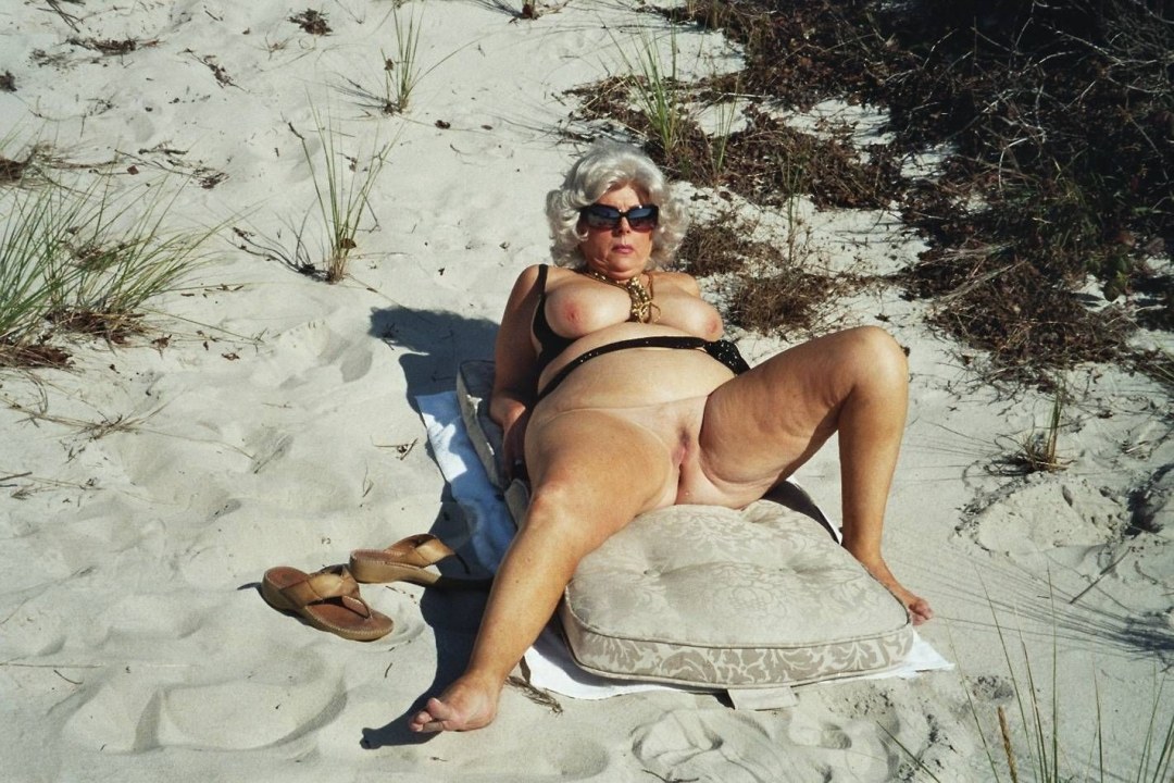 Anciana desnuda en el mar