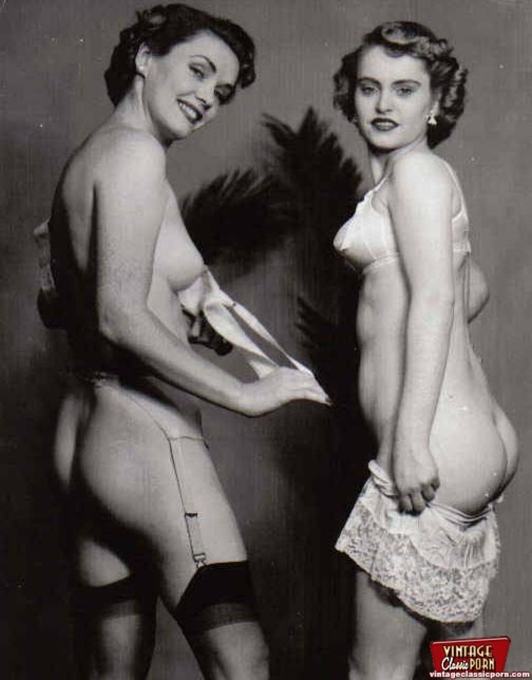 Mujeres desnudas en lencería retro