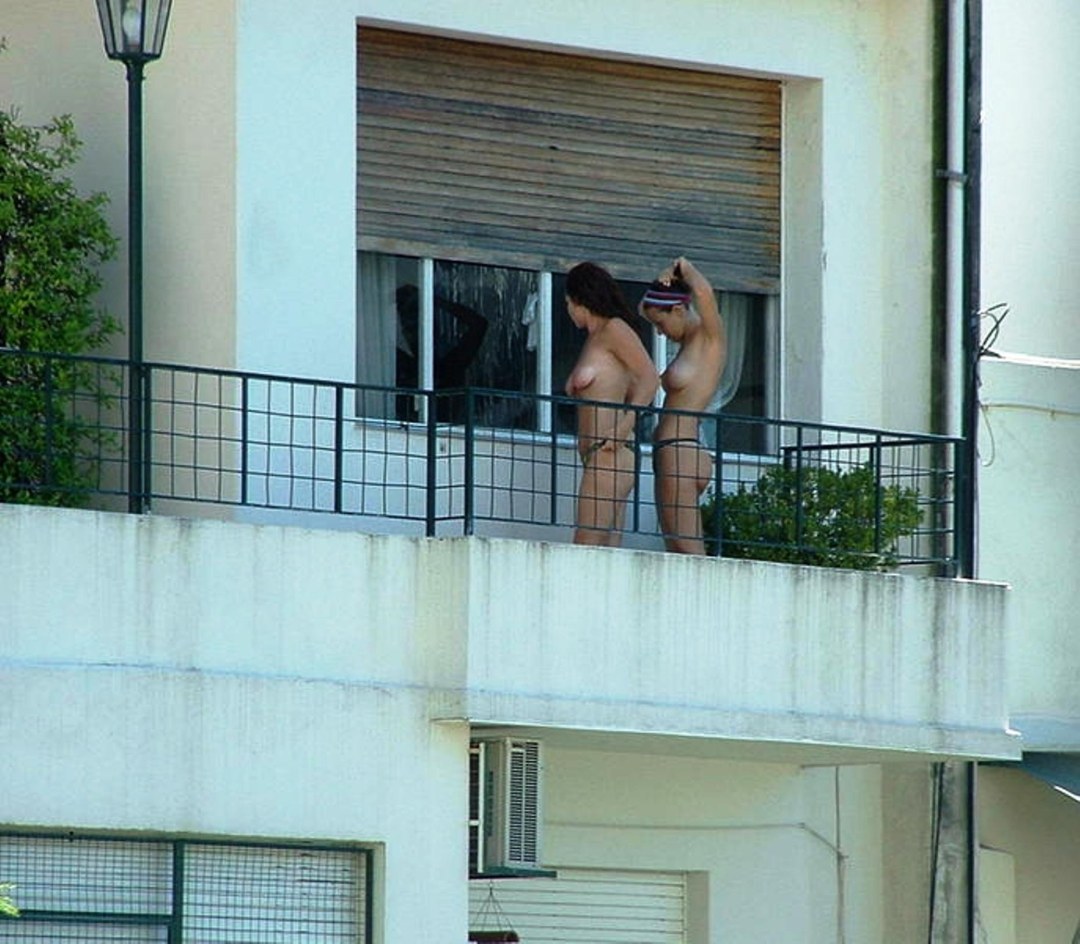 Desnudo en el balcón espiado