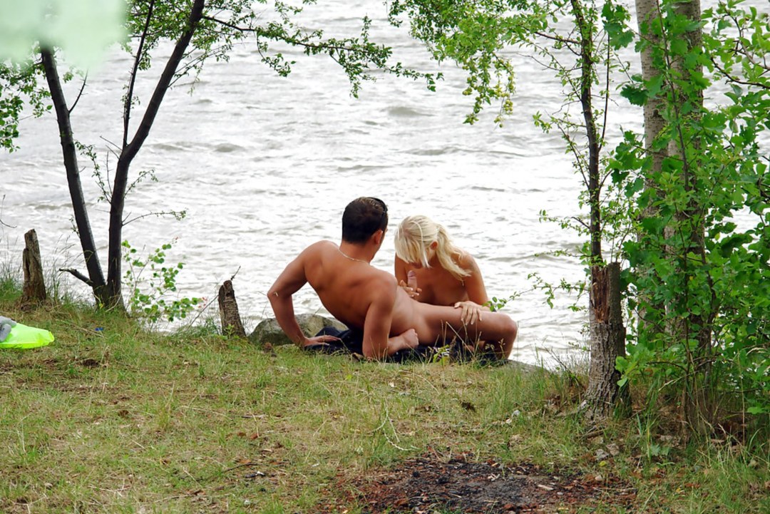 Chicos y chicas desnudas en el río