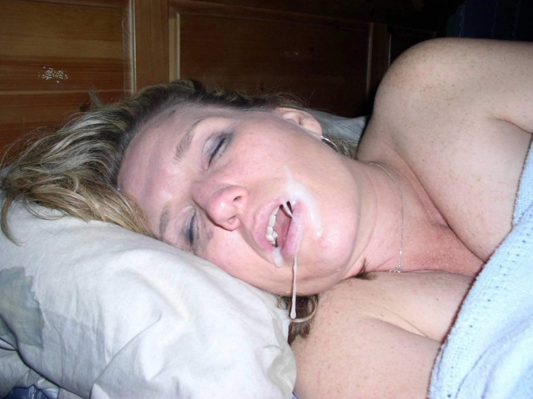 Duerme desnudo con la boca abierta
