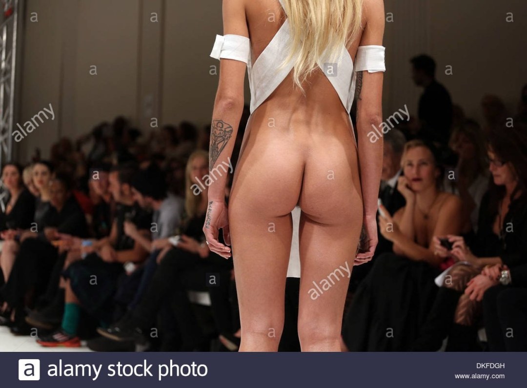 Trasero desnudo de modelos en la pasarela
