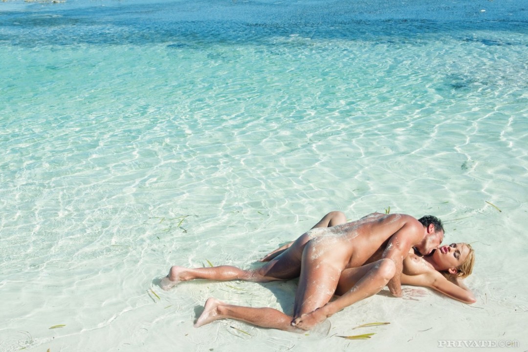 Hermosas parejas desnudas en la playa