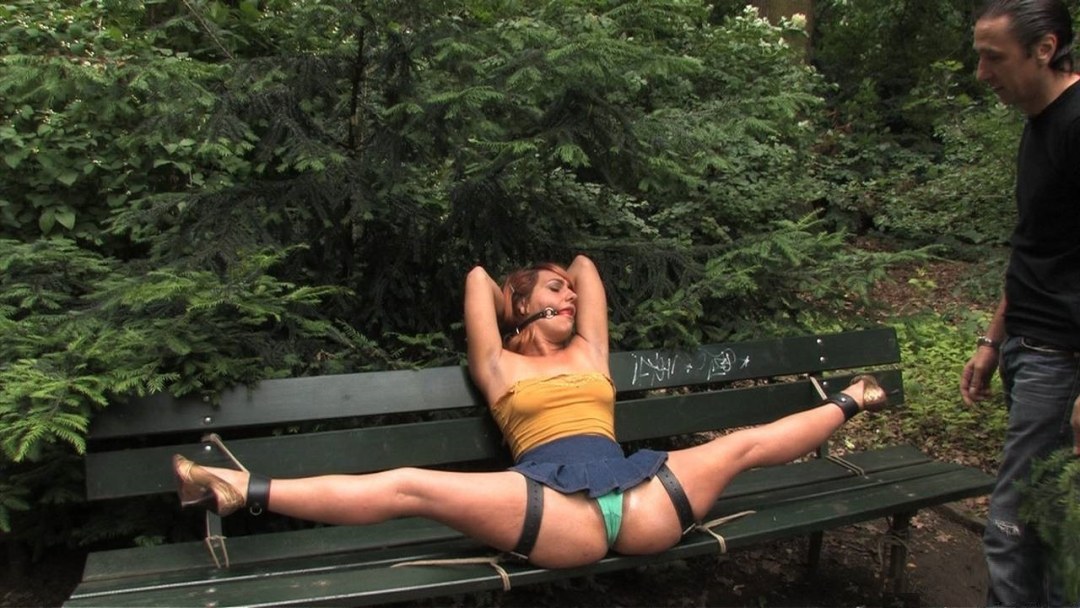 Atado desnudo en el parque