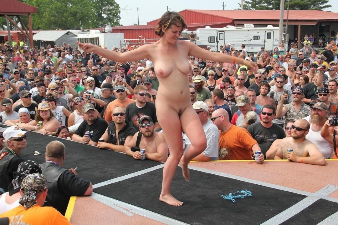 Mujeres desnudas en el festival