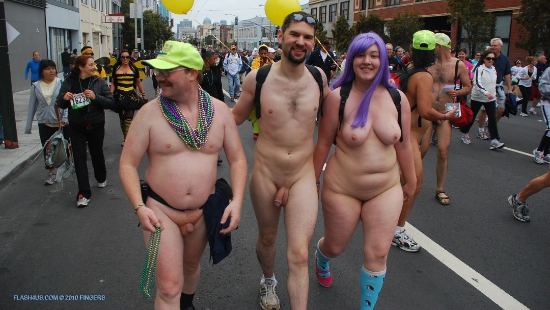Desfile de hombres y mujeres desnudos