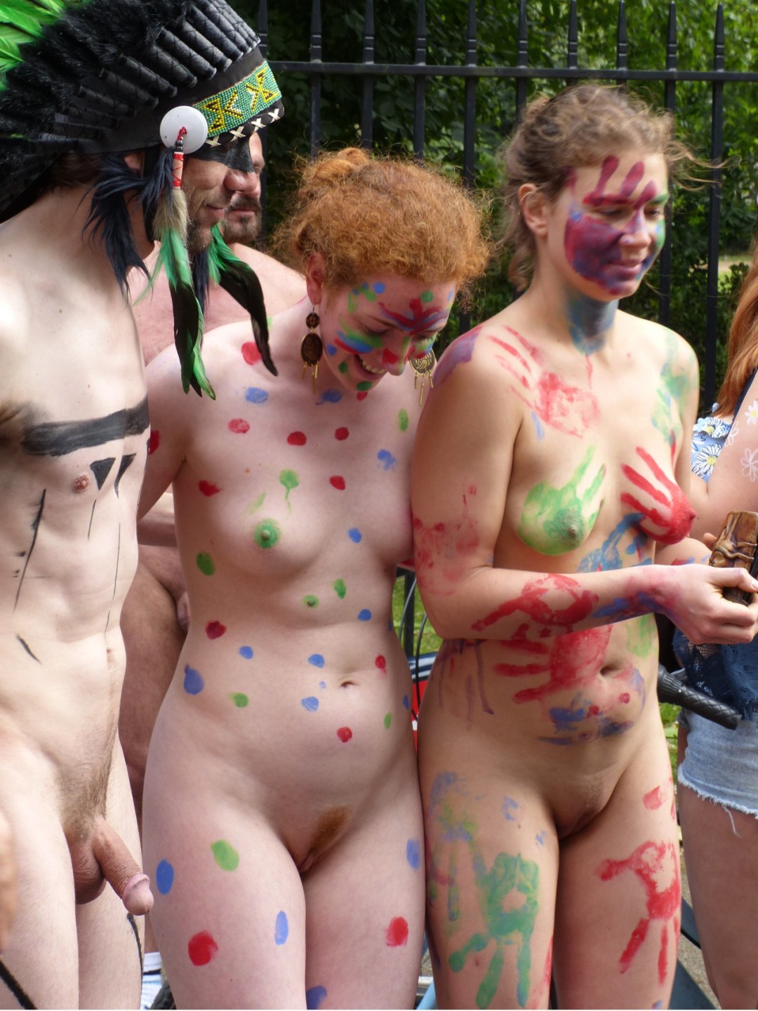 Desfile nudista sacudiéndose