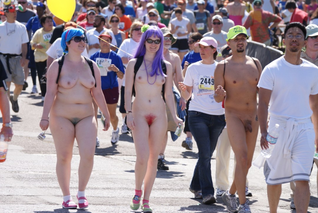 Mujeres desnudas en el festival