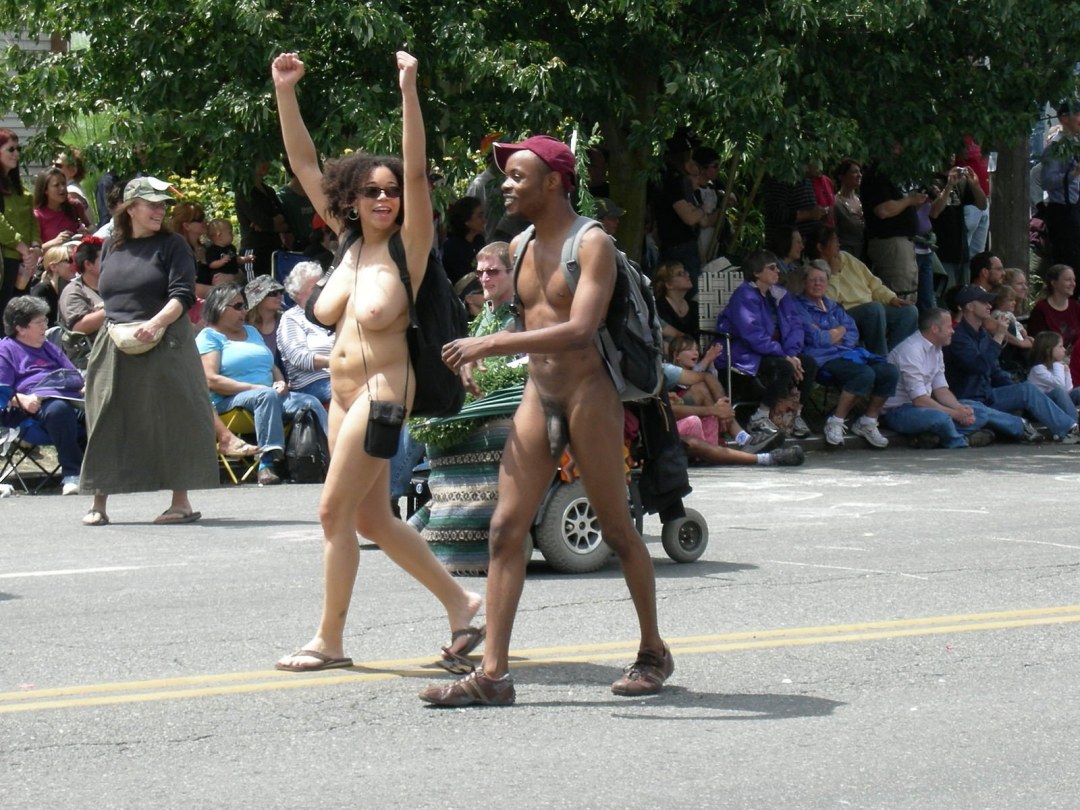 Desfile de mujeres hermosas desnudas