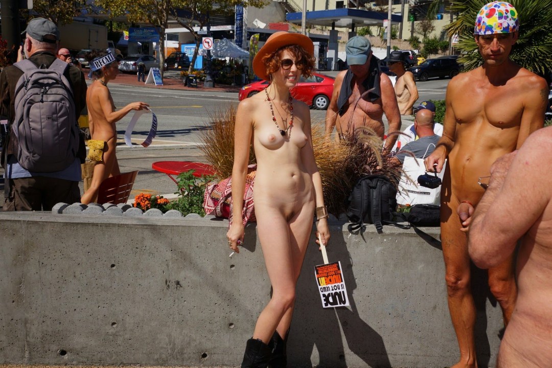 Nudistas desnudos en público