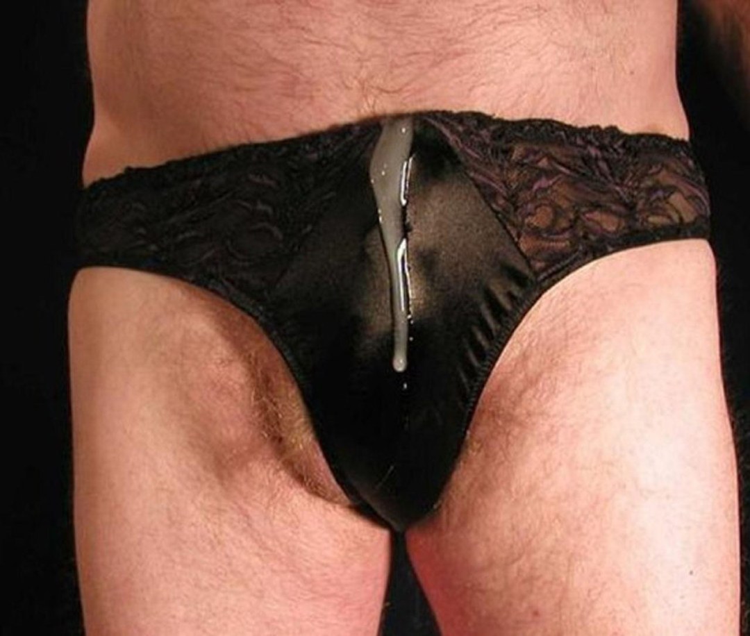 Polla masculina en bragas femeninas