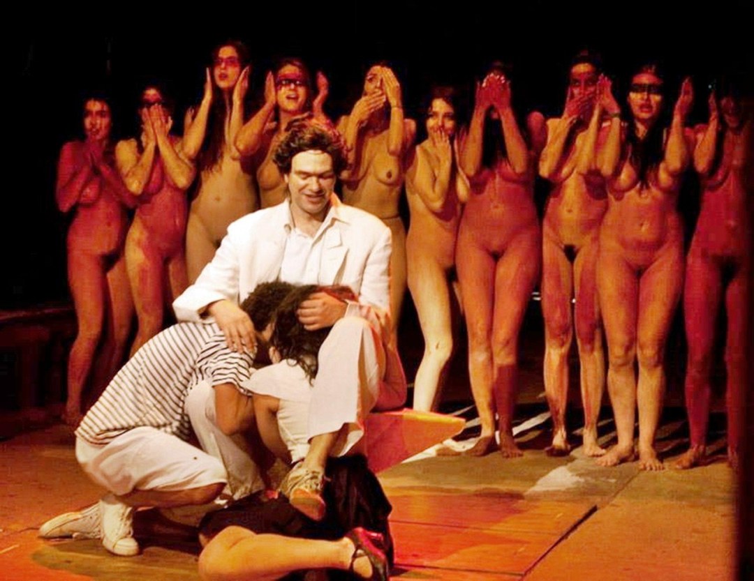 Teatro Kirill Ganina desnudo