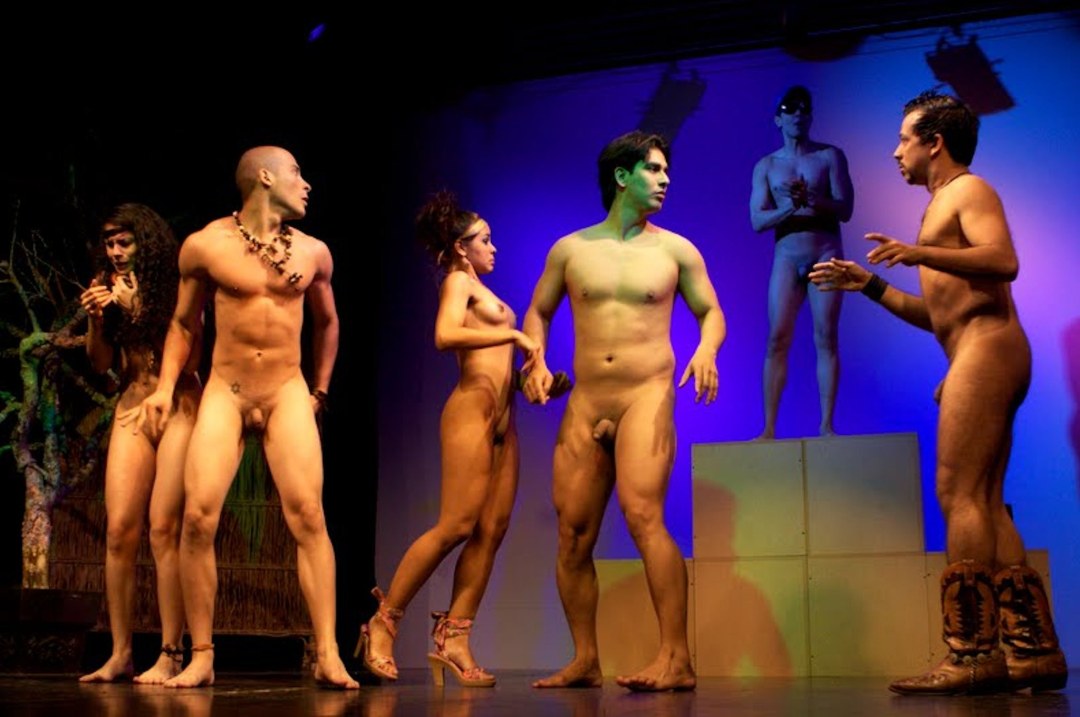 Rendimiento teatral de desnudos