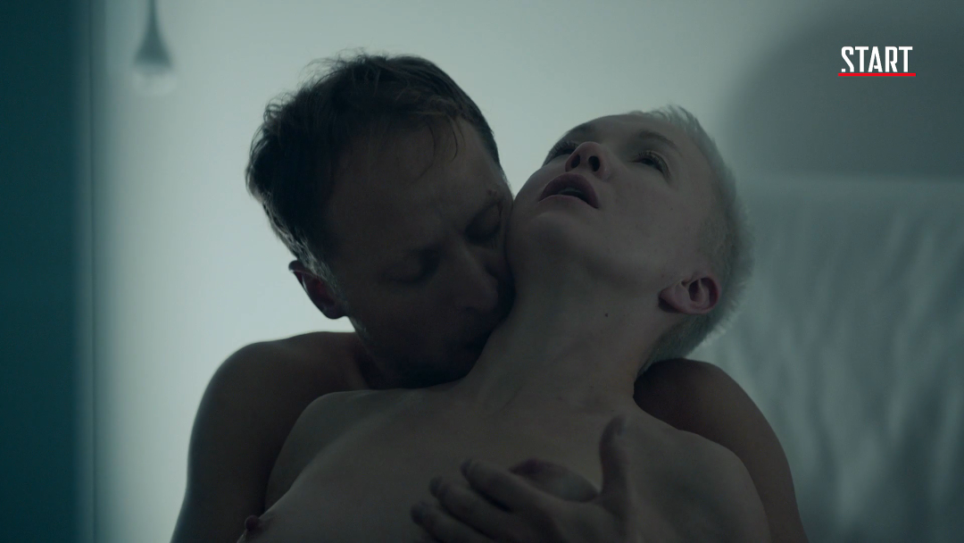 Daria Moroz desnuda en la serie "Reladores"