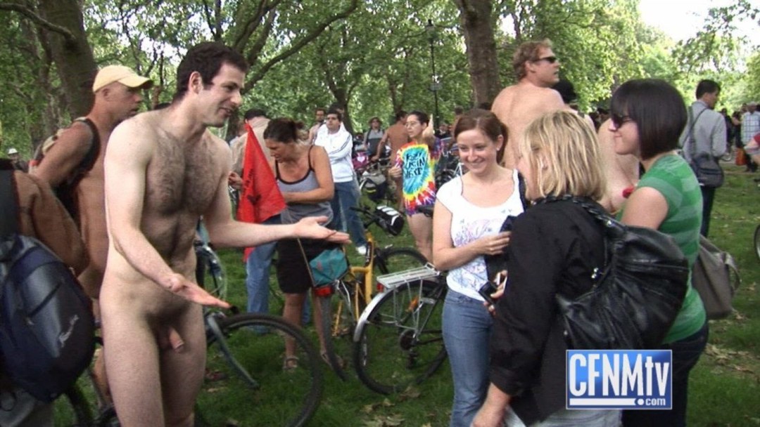 Hombres desnudos vestidos de mujeres