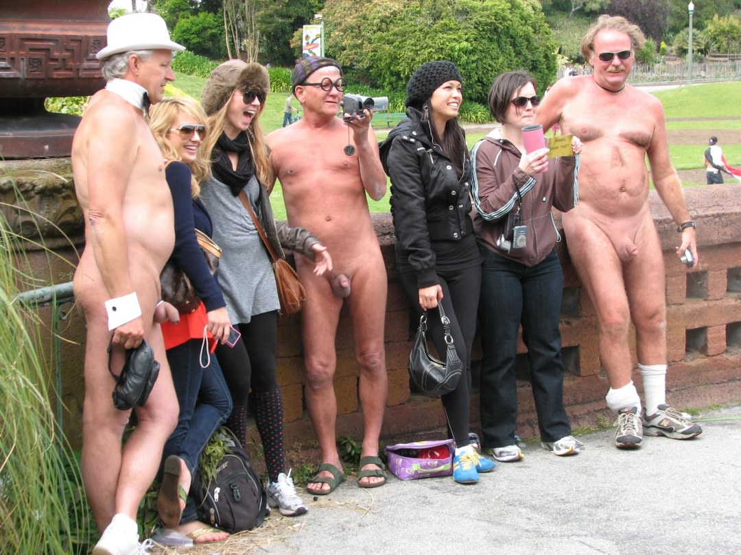 Hombres desnudos vestidos de mujeres