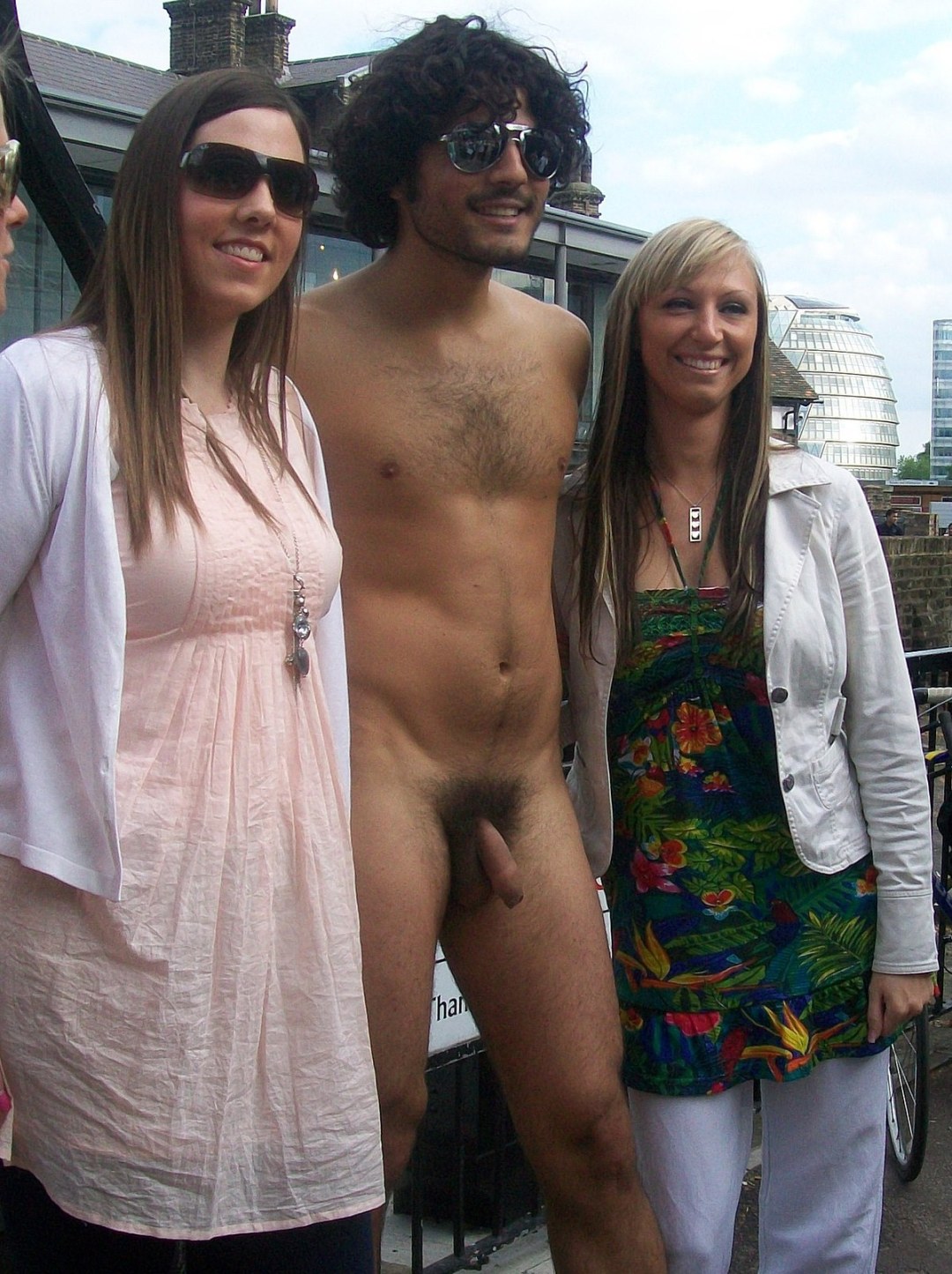 Mujer vestida de hombre desnudo