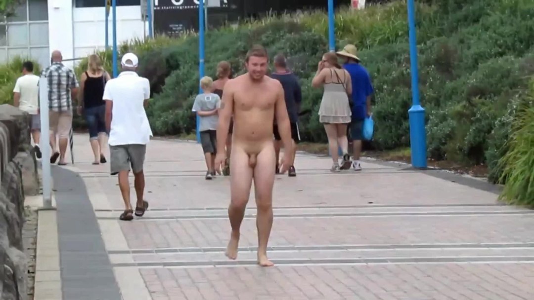 Chico desnudo en una piscina pública