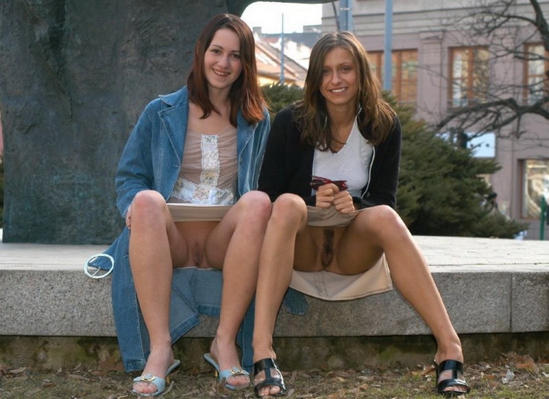 Dos chicas sin bragas