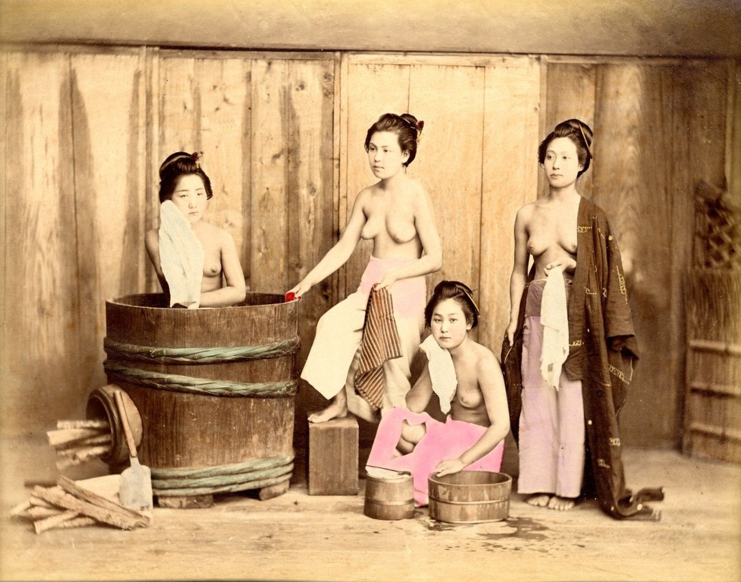 Geisha japonesa en el baño