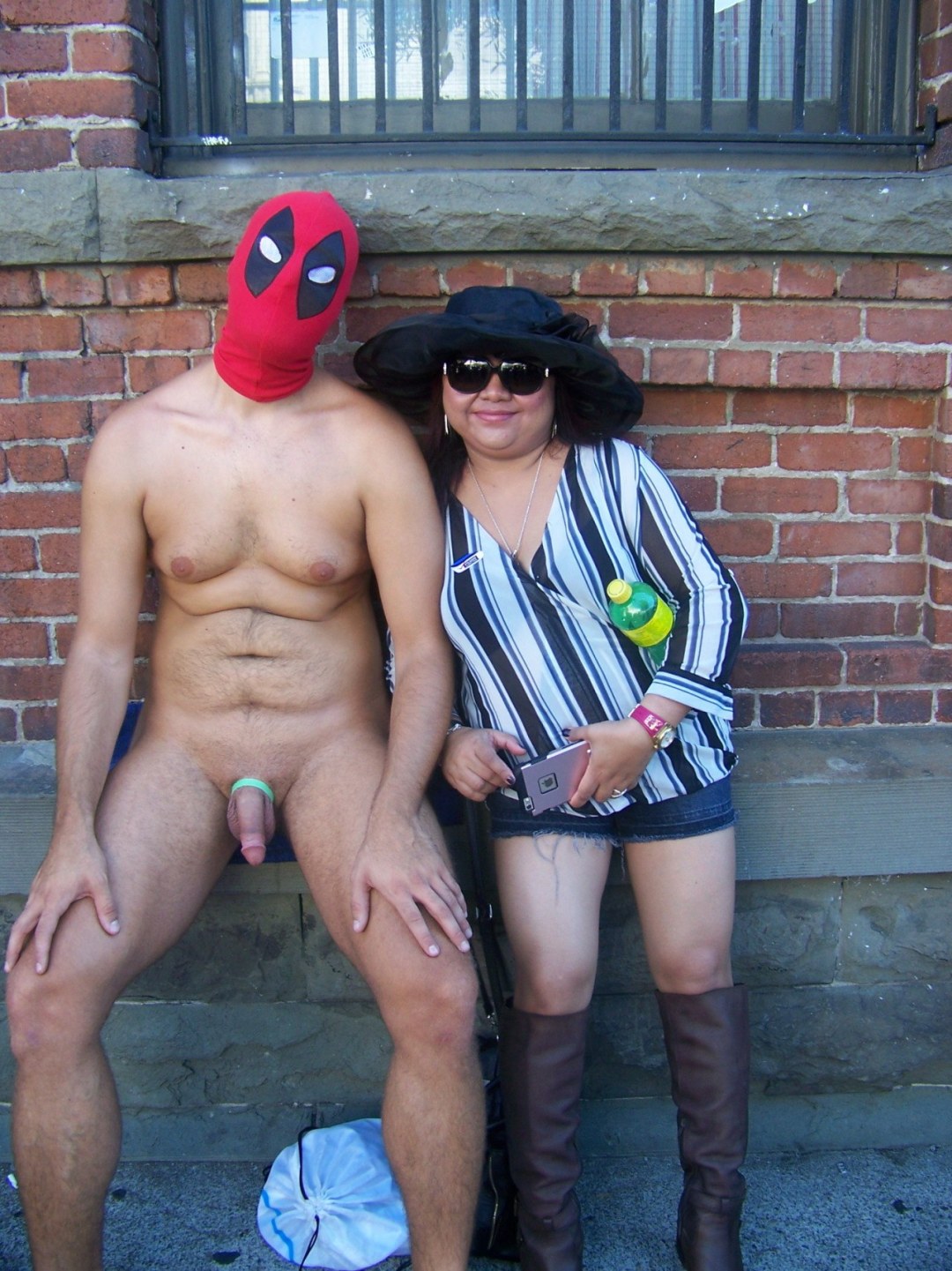Hombres desnudos vestidos de mujeres
