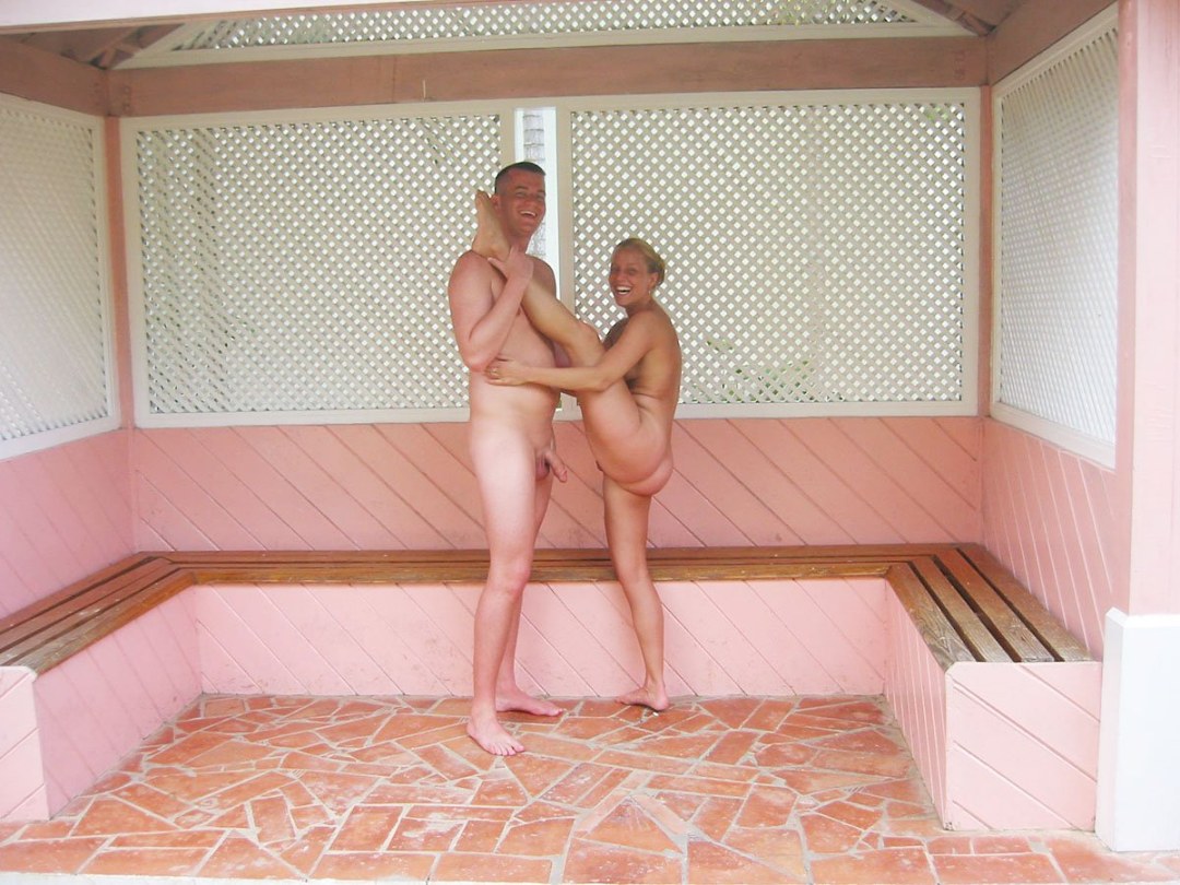 Esposa desnuda en un baño turco