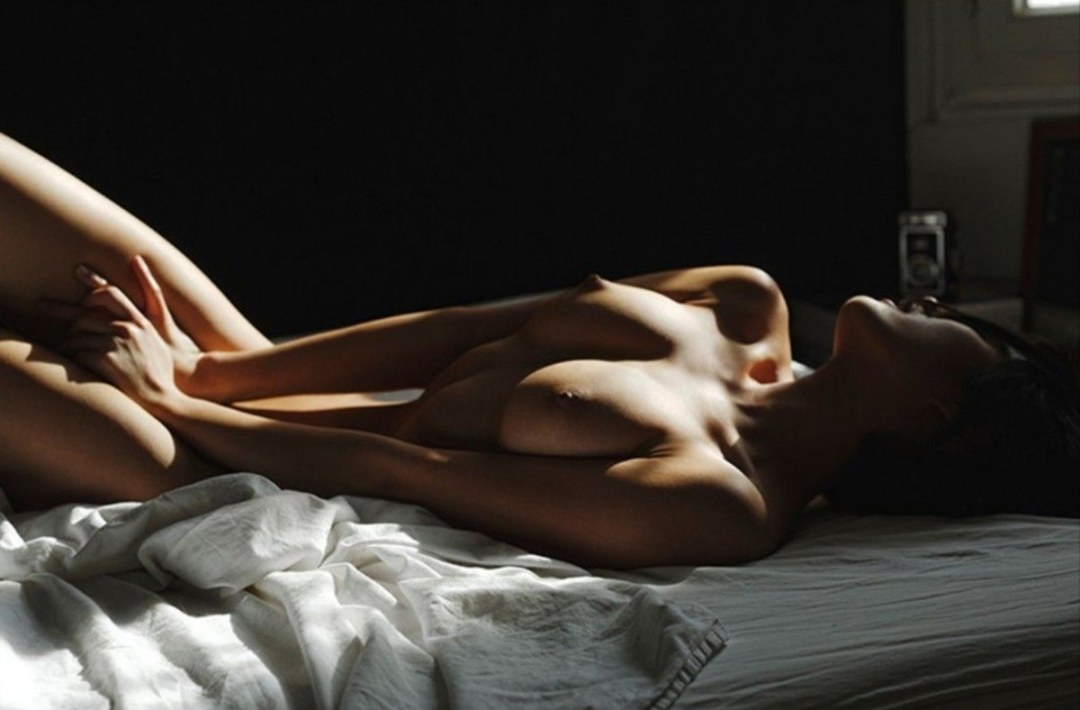 Bellezas desnudas en la cama