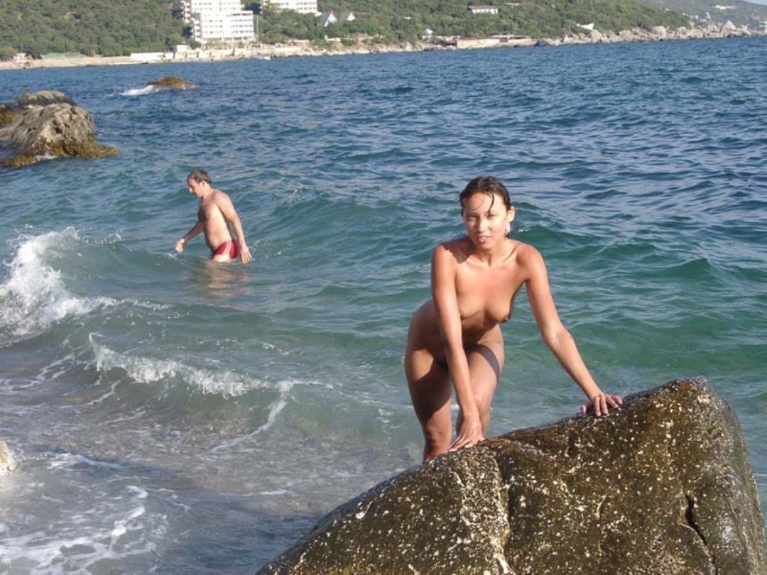 Desnudo en el mar en sudak