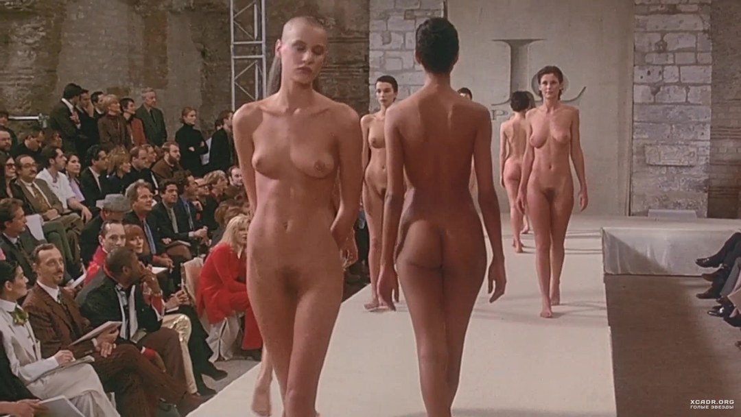 Muchas mujeres desnudas en la pasarela