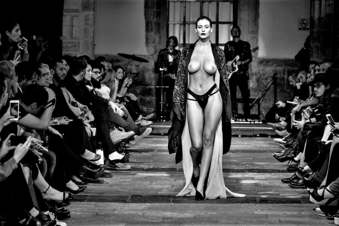 Las mujeres desnudas van a la pasarela