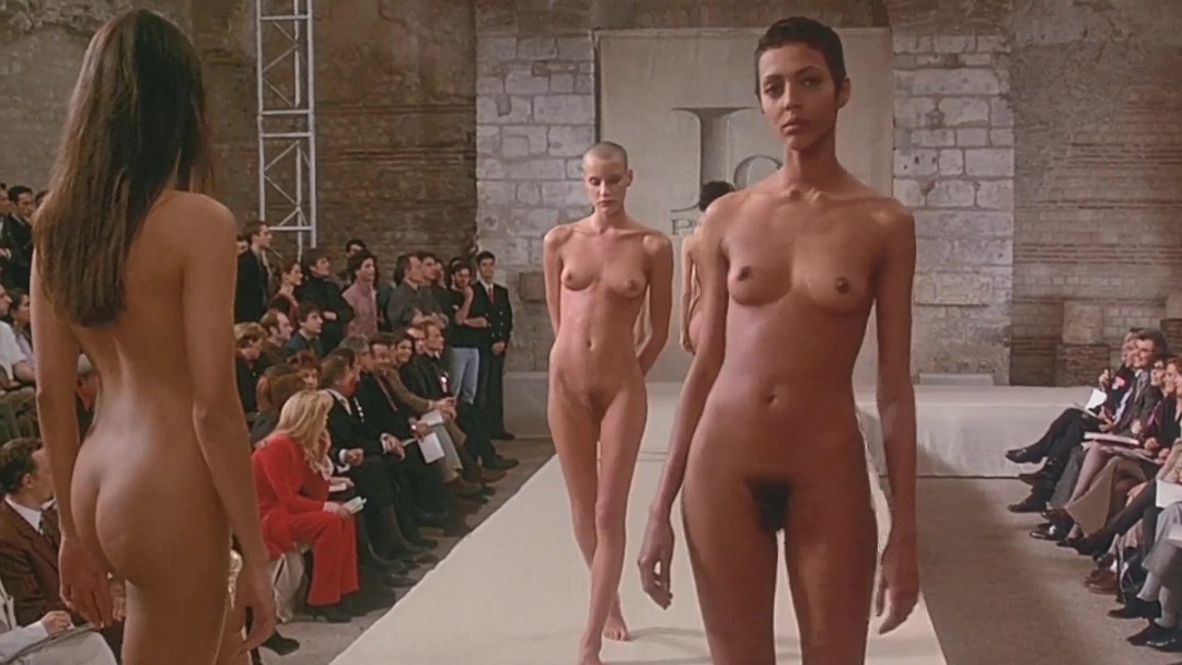 Las mujeres desnudas van a la pasarela