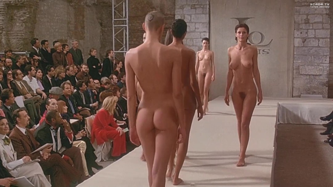 Mujeres y hombres desnudos en la pasarela